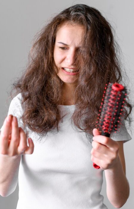 mujer-cabello-enredado_23-2148547370