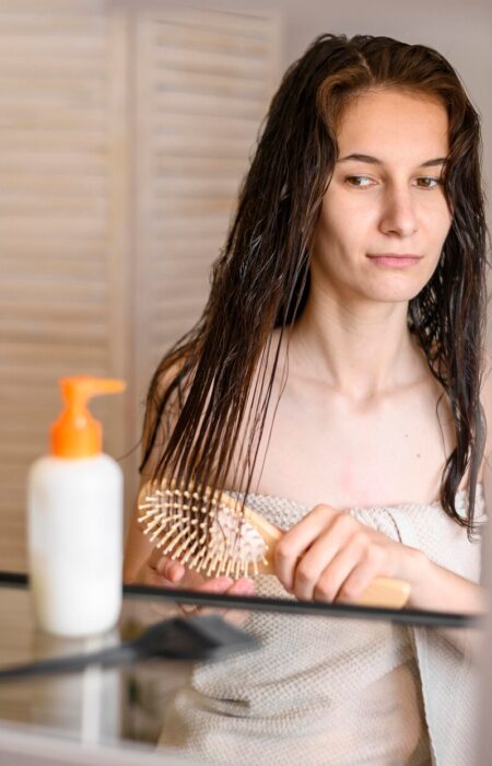 mujer-cepillarse-cabello-despues-lavarlo_23-2148547368